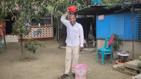মুন্সীগঞ্জে গোলাপ জলে গোসল করে রাজনীতি ছাড়লেন আ.লীগ নেতা