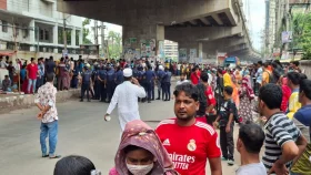 গাজীপুরে চোর সন্দেহে যুবককে পিটিয়ে আহত, শ্রমিকদের বিক্ষোভ