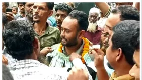 গলায় টাকার মালা ঝুলিয়ে নেতার মিছিল ভাইরাল
