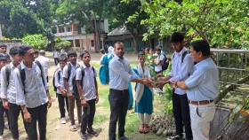 শিবচরে শিক্ষার্থীদের মাঝে গাছের চারা বিতরণ