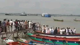 গজারিয়ায় ইজারা নিয়ে দ্বন্দ্বে নৌ রুটে ট্রলার চলাচল বন্ধ