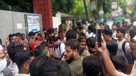 পটিয়া থানার ওসি অপসারণের দাবিতে বৈষম্যবিরোধীদের থানা ঘেরাও