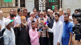 &lsquo;জেলা প্রশাসক, তুমি কোথাকার কে? কথাবার্তা সাবধানে বলবা&rsquo;