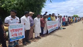 নদীরপাড় সড়ক নির্মাণে অনিয়মের অভিযোগ, এলাকাবাসীর মানববন্ধন