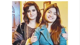 মেয়ে রোদেলার সঙ্গে মা ন্যান্সি