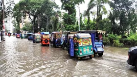 মাঝারি ও ভারী বৃষ্টিতে কুমিল্লায় জলাবদ্ধতা, দুর্ভোগ