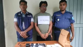অস্ত্র ঠেকিয়ে স্কুলছাত্রকে অপহরণ, পুলিশ বলছে- খেলানা পিস্তল 