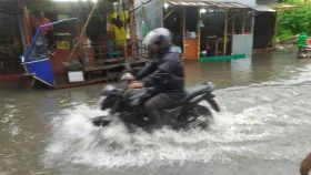 ভারী বৃষ্টিতে খুলনা নগরীতে জলজট, গ্রামে মাছ-ফসলে ক্ষতি