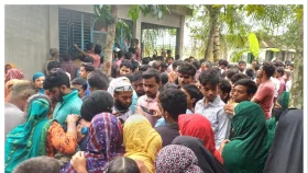 দেয়ালে ছিল রক্তের দাগ, বালিশ সরাতেই মিলল তরুণের লাশ