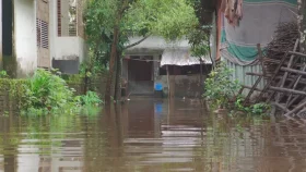 বাগেরহাটে টানা বৃষ্টিতে জলাবদ্ধতা, দুর্ভোগে মানুষ
