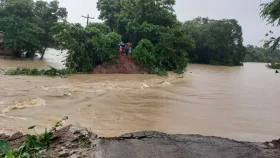ডুবছে জনপদ, ফের বন্যার আতঙ্কে ফেনীবাসী