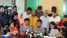 মাঠের বাইরে বসে খেলা যাবে না, খেলতে হলে মাঠে নামতে হবে