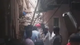 নয়াদিল্লিতে চারতলা ভবন ধস, বহু লোক আটকে থাকার শঙ্কা