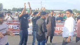 চাঁদাবাজি ও মব জাস্টিসের বিরুদ্ধে পদ্মা সেতু টোল প্লাজার সামনে বিক্ষোভ