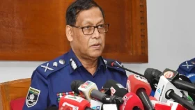 প্রথম আলোর ক্ষতিগ্রস্ত ভবন পরিদর্শনে আইজিপি