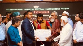 ২০ পাঠাগার ও শিক্ষাপ্রতিষ্ঠানে বই উপহার দিলেন নারায়ণগঞ্জ ডিসি