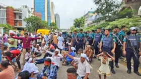 বনানীতে সিএনজি চালকদের সড়ক অবরোধ, তীব্র যানজট
