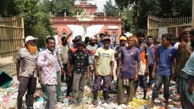 কুষ্টিয়ায় তিন দাবিতে পৌর ফটকে ময়লা ফেলে কর্মবিরতি ও প্রতিবাদ&nbsp;