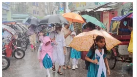 মুষলধারে বৃষ্টিতে জনদুর্ভোগ, রিক্সাভাড়া দ্বিগুণ