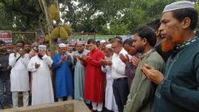 শহীদ আবু সাঈদের কবর জিয়ারতে বেরোবি ডিসি-ভিসি