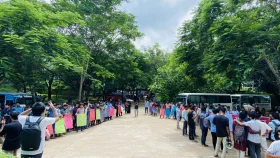 কুবি শিক্ষককে হুমকি, প্রতিবাদে শিক্ষার্থীদের মানববন্ধন