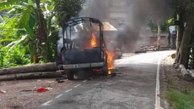 গোপালগঞ্জে পুলিশের গাড়িতে আগুন 