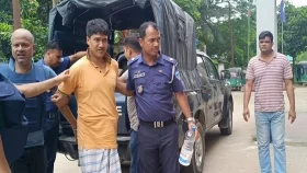 পুকুরঘাটে লুকিয়ে রাখা অস্ত্র ও নগদ টাকাসহ যুবক গ্রেপ্তার