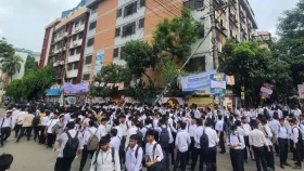 অধ্যক্ষের পদত্যাগ দাবিতে ঢাকা সিটি কলেজ শিক্ষার্থীদের বিক্ষোভ