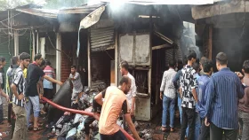 নারায়ণগঞ্জে হকার্স মার্কেটে আগুনে পুড়ে ছাই ৩০ দোকান