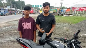 মাদারীপুরে চাইনিজ কুড়ালসহ সেনাবাহিনীর হাতে দুই যুবক আটক