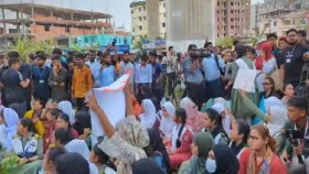৬ দফা দাবিতে মাইলস্টোন শিক্ষার্থীদের বিক্ষোভ