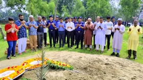 শিক্ষিকা মাহেরিনের সমাধিস্থলে নীলফামারী প্রশাসনের শ্রদ্ধা