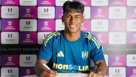 ফুলহ্যামের পেশাদার চুক্তিতে ফারহান, গর্বের মুহূর্ত বাংলাদেশি বংশোদ্ভূত তরুণের