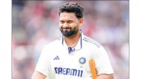 ভাঙা পায়ে পান্তের সাহসী ব্যাটিং