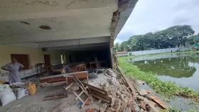 দাউদকান্দিতে বজ্রপাতে ধসে পড়েছে কলেজের দেয়াল&nbsp;