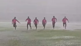 বৃষ্টিভেজা মাঠে শৈশবে ফিরে গিয়েছিলেন মিরাজ-শামীমরা