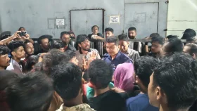 পটিয়ায় বকেয়া বেতনের দাবিতে শ্রমিকদের গার্মেন্টস ঘেরাও