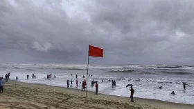 নিম্নচাপে উত্তাল সাগর, চার বন্দরে ৩ নম্বর সতর্কসংকেত