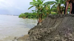 হাতিয়ায় জোয়ারে ৩ কিলোমিটার বেড়িবাঁধ ক্ষতিগ্রস্ত
