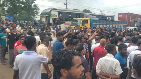 মহাসড়ক অবরোধ করে গাজীপুরে শ্রমিকদের বিক্ষোভ, যান চলাচল বন্ধ