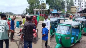 ব্রাহ্মণবাড়িয়ায় সিএনজি অটোরিকশা চালকদের অনির্দিষ্টকালের ধর্মঘট, দুর্ভোগে সাধারণ মানুষ