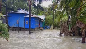 বেড়িবাঁধ ভেঙে হাজারো মানুষ পানিবন্দি