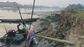 মেঘনা নদীতে অবাধে বালু উত্তোলন, হুমকিতে বসতবাড়ি-ফসলি জমি