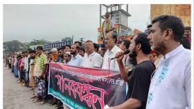 বড়াইগ্রামে বাবা ও তিন ছেলের মুক্তির দাবিতে মানববন্ধন