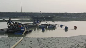ঘুম ভাঙে ড্রেজারের গর্জনে, দিন কাটে নদীভাঙনের ভয়ে