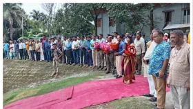 হাওরে লাল গালিচায় হেঁটে ফের আলোচনায় বিভাগীয় কমিশনার&nbsp;