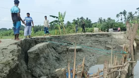 রায়পুরে রাস্তা ভেঙে নদীতে চলাচলে চরম দুর্ভোগ