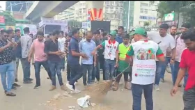 সমাবেশস্থল পরিষ্কার করলেন ছাত্রদল নেতাকর্মীরা
