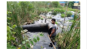 রূপগঞ্জে ক্ষিপ্ত হয়ে ডাইং কারখানার পানি বন্ধ করে দিল এলাকাবাসী