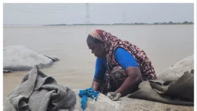 চোখের সামনে নদীতে তলিয়ে গেল শিরিনার শেষ সম্বল জমি